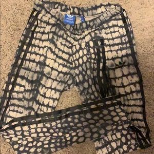 Adidas 3 stripes snake print leggings